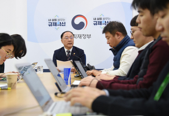 홍남기 부총리가 30일 정부세종청사에서 열린 송년 기자간담회에서 모두발언을 하고 있다.